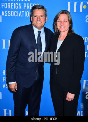 Ted Sarandos, Cindy Holland 070 arriva a Hollywood Foreign Press Association le sue sovvenzioni banchetto presso il Beverly Hilton Hotel il 9 agosto 2018 a Beverly Hills, la California. Foto Stock