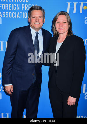 Ted Sarandos, Cindy Holland 071 arriva a Hollywood Foreign Press Association le sue sovvenzioni banchetto presso il Beverly Hilton Hotel il 9 agosto 2018 a Beverly Hills, la California. Foto Stock