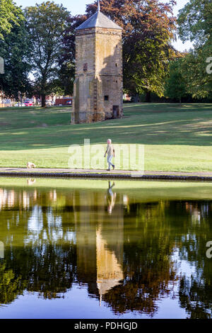 Northampton. U.K. Meteo. Il 10 agosto 2018. Un molto più fresco la mattina in Abington Park, le previsioni per i prossimi giorni è per le temperature per essere poi dello scambiatore di calore del tardo con qualche leggera pioggia. Credito: Keith J Smith./Alamy Live News Foto Stock