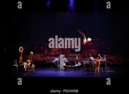 (180810) -- BEITEDDINE, il 10 agosto 2018 (Xinhua) -- Canadian acrobati eseguire durante il Beiteddine Art Festival di Beiteddine, Libano, su Agosto 9, 2018. Il Circo canadese troupe Cirque Eloize eseguita sua acclamata mostra Cirkopolis, che è una mostra di magica miscela di arti circensi, teatro e danza dove acrobati e artisti multidisciplinari ribelle contro la monotonia, reinventare se stessi e sfida i limiti delle arti dello spettacolo entro un inventivo scenografia e proiezioni di video durante la Beiteddine Art Festival di Monte Libano su Agosto 9, 2018. (Xinhua/Bilal Jawich) (qxy) Foto Stock