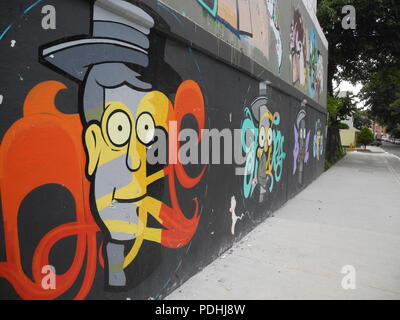 Città del Messico. 08 Ago, 2018. Graffiti con famiglia Simpson decora una parete in Infonavit Iztacalco distretto. A ovest della metropoli di milioni di persone ci sono più di 20 opere di graffiti di Homer, Marge, Bart, Lisa e Maggie e altre famose figure di fumetti della serie. L'artista collettivo signori di notte vorrebbe dare al trimestre più friendly touch. (A dpa giallo invece di grigio: artisti di graffiti creare "prayfield' in Messico dal 10.08.2018) Credito: Amelie Richter/dpa/Alamy Live News Foto Stock