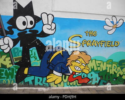 Città del Messico. 08 Ago, 2018. Graffiti con la famiglia Simpson e la scritta "l' Sprayfield decorano le pareti nel distretto di Infonavit Iztacalco. A ovest della metropoli di milioni di persone ci sono più di 20 opere di graffiti di Homer, Marge, Bart, Lisa e Maggie e altre famose figure di fumetti della serie. L'artista collettivo signori di notte vorrebbe dare al trimestre più friendly touch. (A dpa giallo invece di grigio: artisti di graffiti creare "prayfield' in Messico dal 10.08.2018) Credito: Amelie Richter/dpa/Alamy Live News Foto Stock