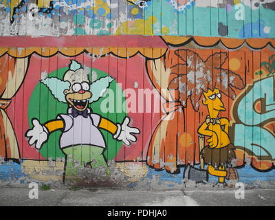 Città del Messico. 08 Ago, 2018. Graffiti funziona con la famiglia Simpson decorare una parete in Infonavit Iztacalco distretto. A ovest della metropoli di milioni di persone ci sono più di 20 opere di graffiti di Homer, Marge, Bart, Lisa e Maggie e altre famose figure di fumetti della serie. L'artista collettivo signori di notte vorrebbe dare al trimestre più friendly touch. (A dpa giallo invece di grigio: artisti di graffiti creare "prayfield' in Messico dal 10.08.2018) Credito: Amelie Richter/dpa/Alamy Live News Foto Stock