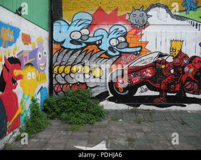 Città del Messico. 08 Ago, 2018. Graffiti con famiglia Simpson decora una parete in Infonavit Iztacalco distretto. A ovest della metropoli di milioni di persone ci sono più di 20 opere di graffiti di Homer, Marge, Bart, Lisa e Maggie e altre famose figure di fumetti della serie. L'artista collettivo signori di notte vorrebbe dare al trimestre più friendly touch. (A dpa giallo invece di grigio: artisti di graffiti creare "prayfield' in Messico dal 10.08.2018) Credito: Amelie Richter/dpa/Alamy Live News Foto Stock