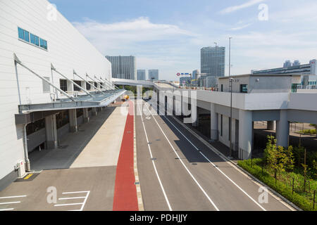 Una vista di Tokyo è di nuovo mercato all'ingrosso in Toyosu il 10 agosto 2018, Tokyo, Giappone. Il nuovo mercato Toyosu dovrebbe aprire il prossimo ottobre, due anni più tardi di quanto previsto inizialmente, dopo Tokyo governatore Yuriko Koike ha dichiarato che il nuovo mercato è sicuro da utilizzare. Credito: Rodrigo Reyes Marin/AFLO/Alamy Live News Foto Stock