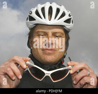 Wolmirstedt, Germania. 04 ott 2008. Il tedesco ex campione di ciclismo Jan Ullrich nella foto davanti alla gara di addio per la Germania Steffen WESEMANN in Wolmirstedt, Germania, 04 ottobre 2008. Il 37-anno-vecchio, che già aveva ritirato dal ciclismo professionale sport, hanno partecipato a 48 chilometri di gara di addio per la Germania Steffen WESEMANN, cinque-time Course de la Paix vincitore. Wesemann ciclizzato da 1993 a 2006 per il team Telekom e T-Mobile. Credito: Jens Wolf | in tutto il mondo di utilizzo/dpa/Alamy Live News Foto Stock