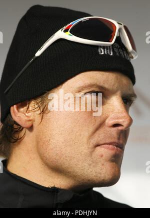 Wolmirstedt, Germania. 04 ott 2008. Il tedesco ex campione di ciclismo Jan Ullrich nella foto davanti alla gara di addio per la Germania Steffen WESEMANN in Wolmirstedt, Germania, 04 ottobre 2008. Il 37-anno-vecchio, che ha già ritirato dal ciclismo professionale sport, hanno partecipato a 48 chilometri di gara di addio per la Germania Steffen WESEMANN, cinque-time Course de la Paix vincitore. Wesemann ciclizzato da 1993 a 2006 per il team Telekom e T-Mobile. Credito: Jens Wolf | in tutto il mondo di utilizzo/dpa/Alamy Live News Foto Stock