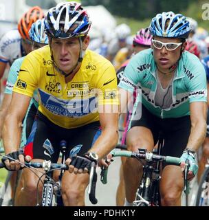 Bayonne, Francia. 23 Luglio, 2003. (Dpa) - il capofila del Tour de France, tedesco Jan Ullrich (R) del Team Bianchi e noi Postal-Berry pavimento è Lance Armstrong da noi ride a fianco durante la sedicesima tappa del 2003 Tour de France corsa di ciclismo da Pau a Bayonne, Francia, 23 luglio 2003. Il team della CSC Tyler Hamilton da noi ha vinto la sedicesima tappa; Armstrong conservato il vantaggio in classifica con Ullrich ancora sul secondo posto in classifica generale. | Utilizzo di credito in tutto il mondo: dpa/Alamy Live News Foto Stock