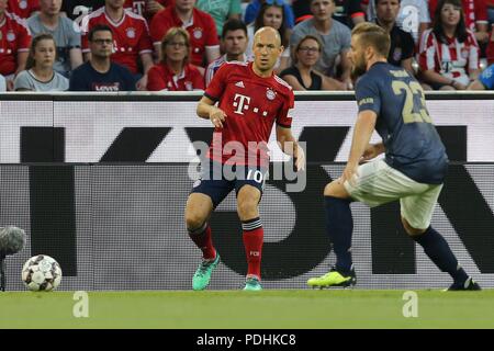 Firo: 05.08.2018, Fuvuball, 1.Bundesliga, stagione 2018/2019, amichevole, FC Bayern Monaco - Manchester United, Arjen Robben (Bayern), Luca Shaw (Manchester) | utilizzo in tutto il mondo Foto Stock