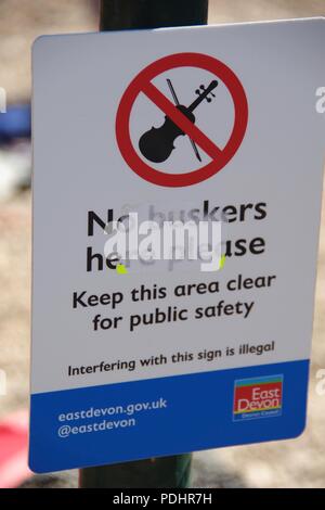 No Buskers segno sulla spianata di Sidmouth, presso il Festival Folk. East Devon, Regno Unito. Agosto, 2018. Foto Stock