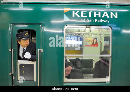 KYOTO, Giappone - 04 novembre 2014 : Stazione ferroviaria di protezione a Keihan Stazione ferroviaria a Kyoto, in Giappone. Keihan Railway Company è stata fondata nel 1949 ed è tra il bus Foto Stock