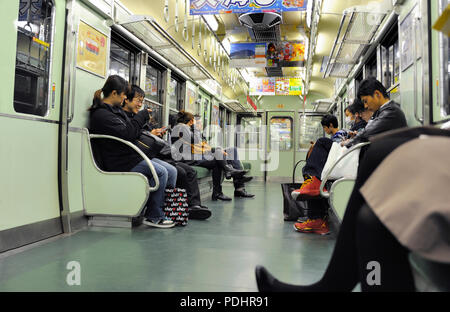 KYOTO, Giappone- Novembre 04, 2014; Persone corsa in metropolitana di Keihan. Keihan Railway Company è stata fondata nel 1949 ed è tra i più trafficati in Giappone. Foto Stock