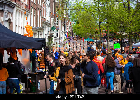 Amsterdam, Paesi Bassi - Aprile, 2018: la gente per strada celebrare re della giornata nella città di Amsterdam, Paesi Bassi Foto Stock