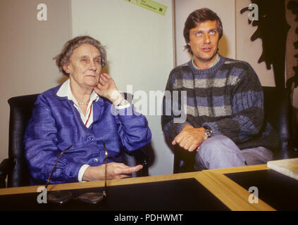 ASTRID LINDGREN autore insieme con il regista Lasse Hallström durante le riprese del film i bambini del villaggio di rumorosi1986 Foto Stock