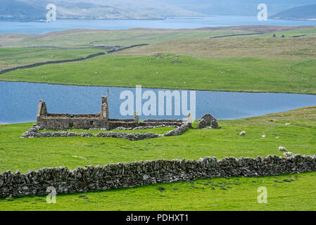 Resti di Croft, abbandonato durante i Giochi delle Highland, isole Shetland, Scotland, Regno Unito Foto Stock