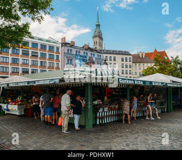 Monaco di Baviera, Germania - 29 Luglio 2018: vista del Viktualienmarkt una giornata di sole. Si tratta di un mercato di prodotti alimentari giornaliero e una piazza nel centro di Monaco e vicino al Marienplatz Foto Stock