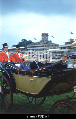 Anni sessanta, storico, HRM della Regina e del Principe Filippo seduto accanto a ogni altra in un aperto di landau o carrello a Royal Ascot, Inghilterra, Regno Unito. Ascot Racecourse in Berkshire detiene una settimana speciale di corse di cavalli una volta l'anno, chiamato 'Royal Ascot' frequentato dalla Regina e altri appassionati racegoers. Foto Stock