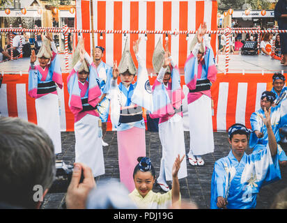 Mosca, Russia - Agosto 09, 2018: Tradizionale japenese Awa Dance. Ballerini eseguono le Bon danza di odori durante il summer festival giapponese celebrazioni Foto Stock