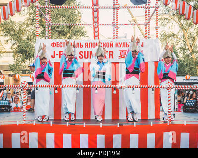 Mosca, Russia - Agosto 09, 2018: Tradizionale japenese Awa Dance. Ballerini eseguono le Bon danza di odori durante il summer festival giapponese celebrazioni Foto Stock