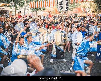 Mosca, Russia - Agosto 09, 2018: Tradizionale japenese Awa Dance. Ballerini eseguono le Bon danza di odori, musicisti in blu kimono con grande tamburo odaiko d Foto Stock