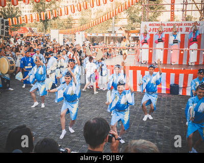 Mosca, Russia - Agosto 09, 2018: Tradizionale japenese Awa Dance. Ballerini eseguono le Bon danza di odori durante il summer festival giapponese celebrazioni Foto Stock