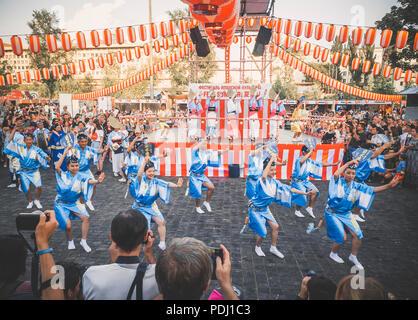 Mosca, Russia - Agosto 09, 2018: Tradizionale japenese Awa Dance. Ballerini eseguono le Bon danza di odori durante il summer festival giapponese celebrazioni Foto Stock