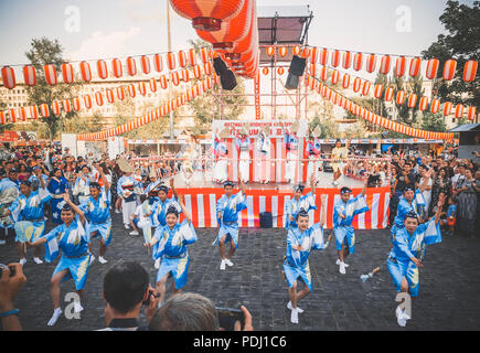 Mosca, Russia - Agosto 09, 2018: Tradizionale japenese Awa Dance. Ballerini eseguono le Bon danza di odori durante il summer festival giapponese celebrazioni Foto Stock