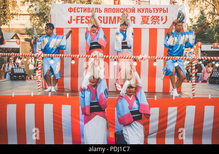 Mosca, Russia - Agosto 09, 2018: Tradizionale japenese Awa Dance. Ballerini eseguono le Bon danza di odori durante il summer festival giapponese celebrazioni Foto Stock