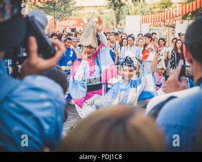 Mosca, Russia - Agosto 09, 2018: Tradizionale japenese Awa Dance. Ballerini eseguono le Bon danza di odori durante il summer festival giapponese celebrazioni Foto Stock