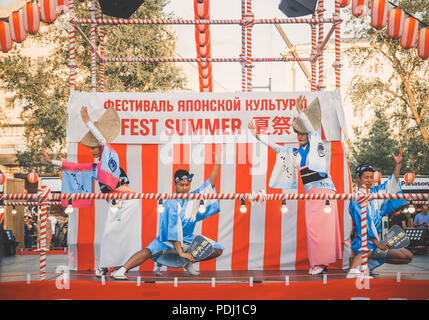 Mosca, Russia - Agosto 09, 2018: Tradizionale japenese Awa Dance. Ballerini eseguono le Bon danza di odori durante il summer festival giapponese celebrazioni Foto Stock