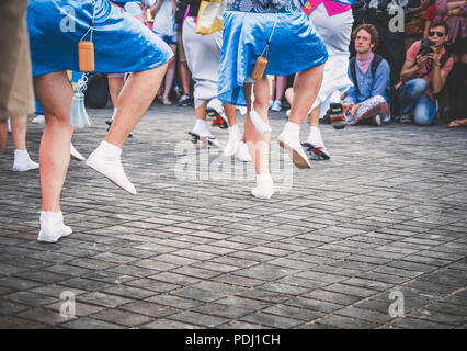 Mosca, Russia - Agosto 09, 2018: Tradizionale japenese Awa Dance. Ballerini eseguono le Bon danza di odori durante il summer festival giapponese celebrazioni Foto Stock