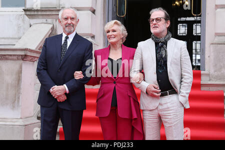 (Da sinistra a destra) Jonathan Pryce, Glenn Close e Bjorn Runge arrivando presso la UK premiere della moglie al Somerset House di Londra. Foto Stock