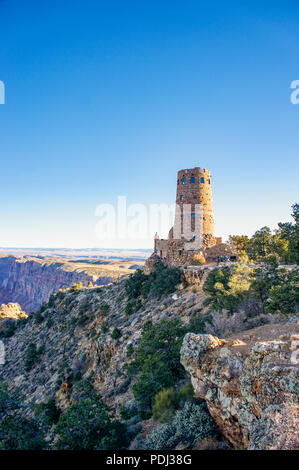 Torre di avvistamento in pietra si erge sopra il massiccio profondità del Grand Canyon in Northern Arizona. Foto Stock