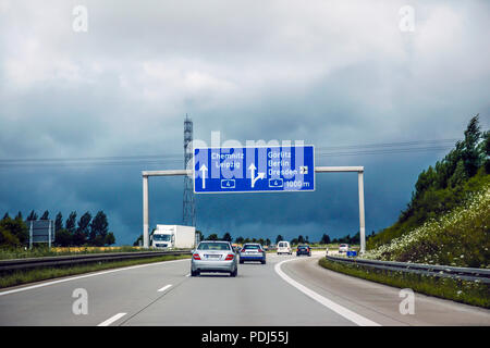 Overhead blu autobahn segno che puntano a un incrocio verso Lipsia e Berlino in Germania Foto Stock