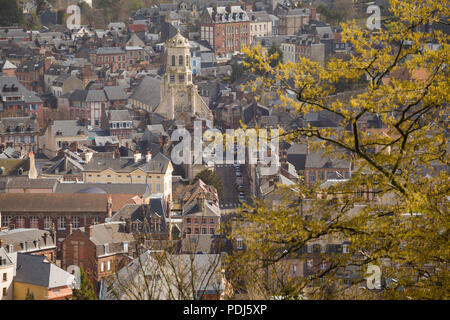 Una vista su Honfleur dal panorama sulla Cote de Grazia sopra la città mostra St' Leonard Chiesa Foto Stock