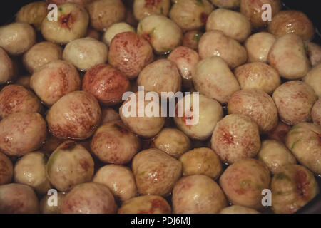 Fichi sbucciati pronti per la cottura e la realizzazione di marmellate. Foto Stock