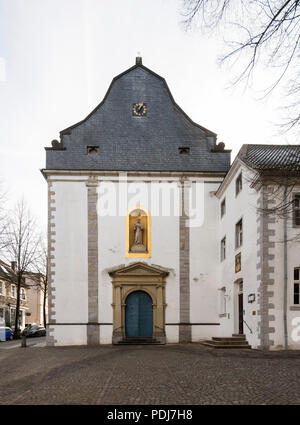 Nordfassade mit Eingang, rechts Klostergebäude Foto Stock