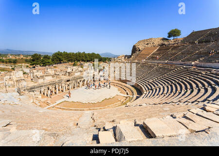 Il grande teatro, un anfiteatro a Efeso greco antico e la città romana di insediamento sito archeologico sulla costa della Ionia, Izmir, Turchia Foto Stock