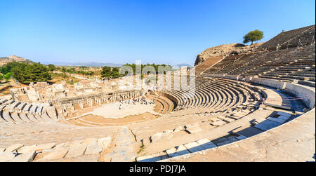 Il grande teatro, un anfiteatro a Efeso greco antico e la città romana di insediamento sito archeologico sulla costa della Ionia, Izmir, Turchia Foto Stock