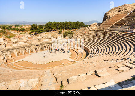 Il grande teatro, un anfiteatro a Efeso greco antico e la città romana di insediamento sito archeologico sulla costa della Ionia, Izmir, Turchia Foto Stock