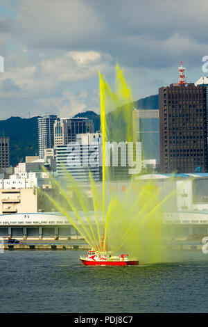 Fireboat Kobe Giappone skyline dalla porta Asia Foto Stock