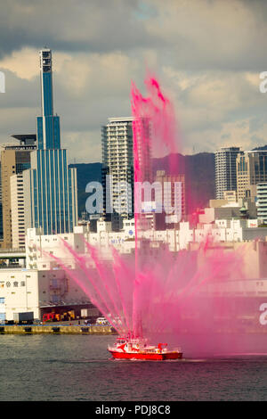 Fireboat Kobe Giappone skyline dalla porta Asia Foto Stock