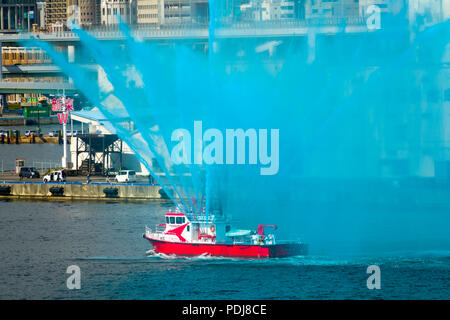 Fireboat Kobe Giappone skyline dalla porta Asia Foto Stock