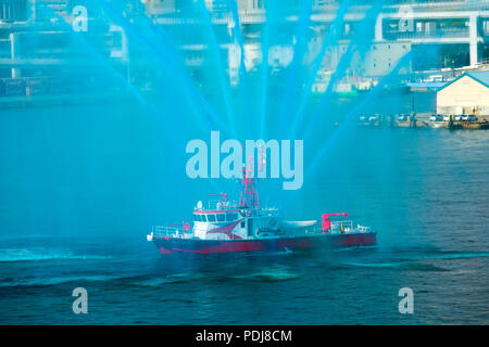 Fireboat Kobe Giappone skyline dalla porta Asia Foto Stock