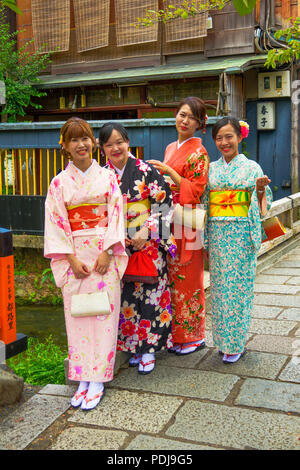Le donne giapponesi in kimono posano per una foto di kyoto Asia Giappone Foto Stock