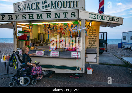 Vivacemente colorato parco di divertimenti a Worthing seafront in Inghilterra Foto Stock