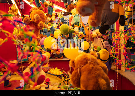 Vivacemente colorato parco di divertimenti a Worthing seafront in Inghilterra Foto Stock