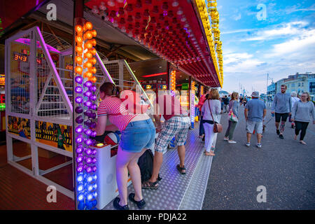 Vivacemente colorato parco di divertimenti a Worthing seafront in Inghilterra Foto Stock