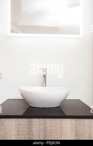 Bagno interno con elegante lavabo bianco vuoto moderno e pulito Foto Stock