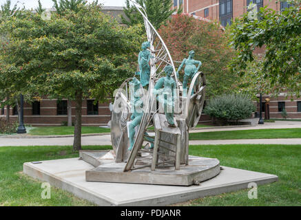 WEST LAFAYETTE, IN/USA - Ottobre 22, 2017: percorsi distanti scultura in bronzo di Preston Jackson sul campus della Università di Purdue. Foto Stock